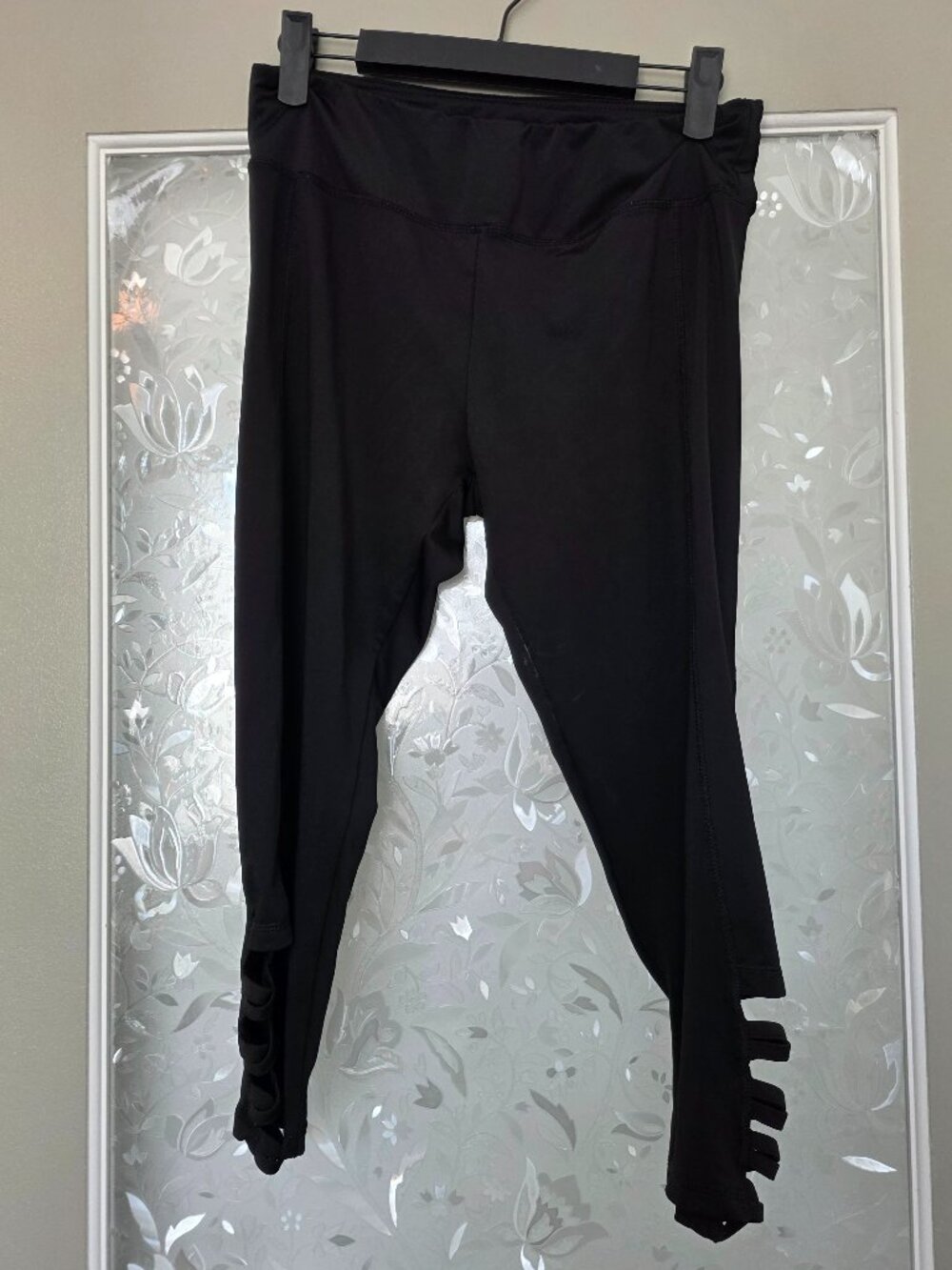 Yoga Pants & Capris Activewear Exercise Leggings w/cutout - Size L
